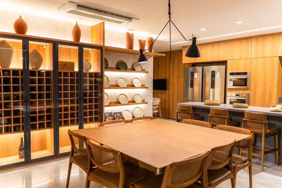Sala de jantar com adega climatizada do garden