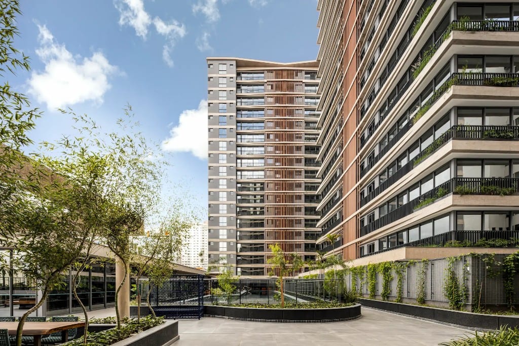 Fachada das torres do Real Bothanic vista do garden, com terraços e vegetação em Águas Claras